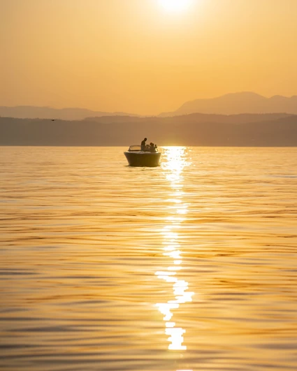 Evento al tramonto: la penisola di Sirmione in barca per gruppi privati 9